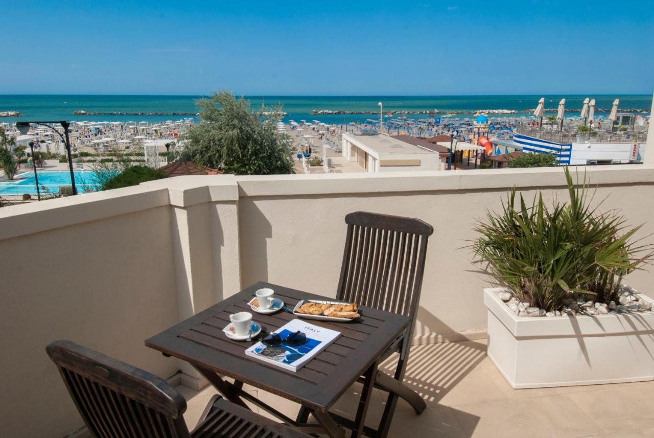 Hotel Carducci 76 Cattolica Exterior photo